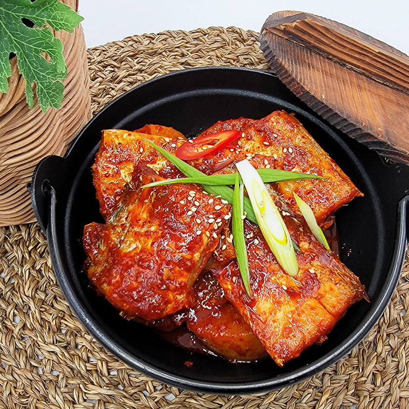 Close-up view of Galchi-jorim (Korean braised cutlassfish with radish) | Banchan365