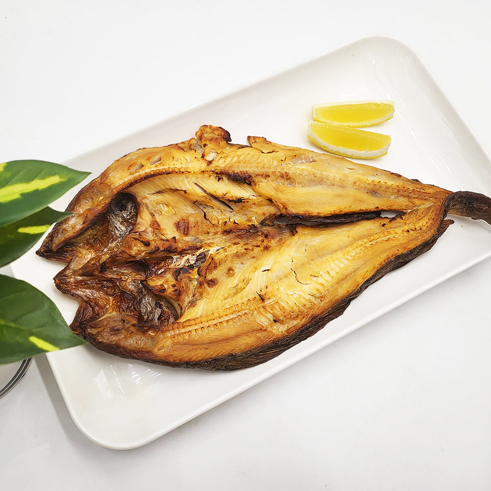 Close-up view of Imyeonsu-gui (Korean grilled atka mackerel) | Banchan365