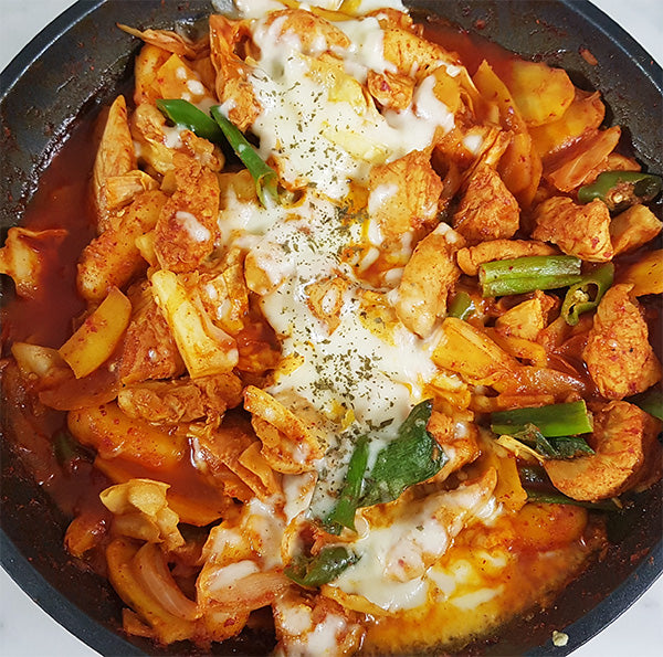 Close-up view of Chuncheon dakgalbi (Korean spicy stir-fried chicken, Chuncheon style) | Banchan365