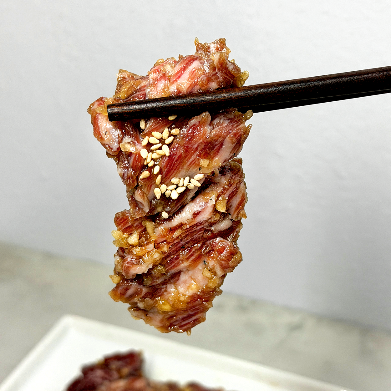 Close-up view of Yangnyeom jumulleok (Korean marinated prime short rib) – 1 lb | Banchan365