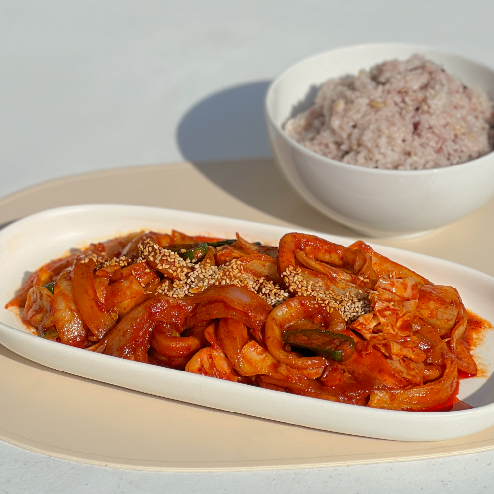 Ojingeo-bokkeum (Korean spicy stir-fried squid) – 1.5 lb served and plated | Banchan365