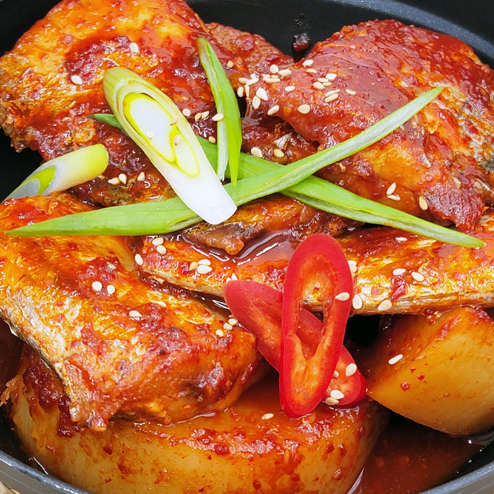 Galchi-jorim (Korean braised cutlassfish with radish) – detail view (image 5) | Banchan365