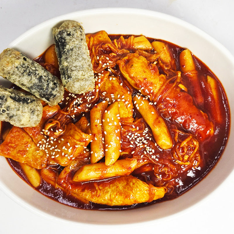 Tteokbokki – Korean spicy rice cakes with radish, Gwangjang Market style | Banchan365