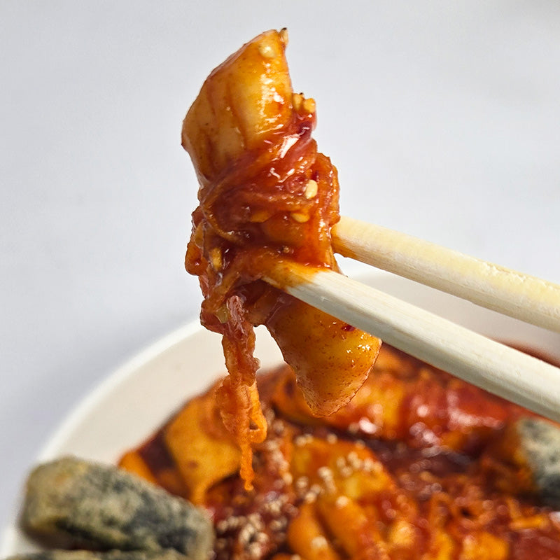 Tteokbokki – Korean spicy rice cakes with radish, Gwangjang Market style | Banchan365