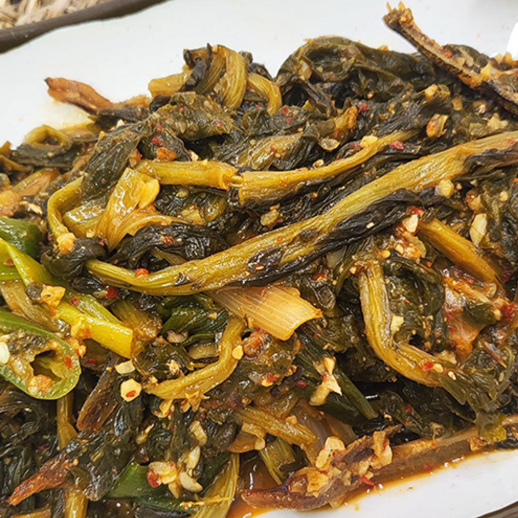 Siraegi doenjang-jijim (Korean dried radish greens with soybean paste) served and plated | Banchan365