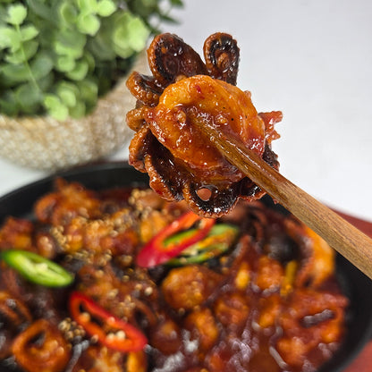 Close-up view of Maneul jjukkumi daechang-bokkeum (Korean garlic baby octopus and beef intestine stir-fry) | Banchan365
