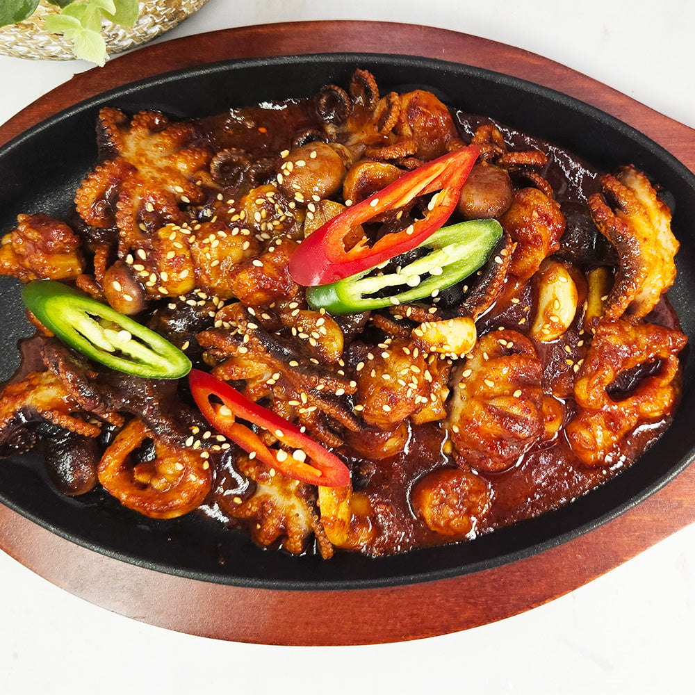 Maneul jjukkumi daechang-bokkeum (Korean garlic baby octopus and beef intestine stir-fry) served and plated | Banchan365