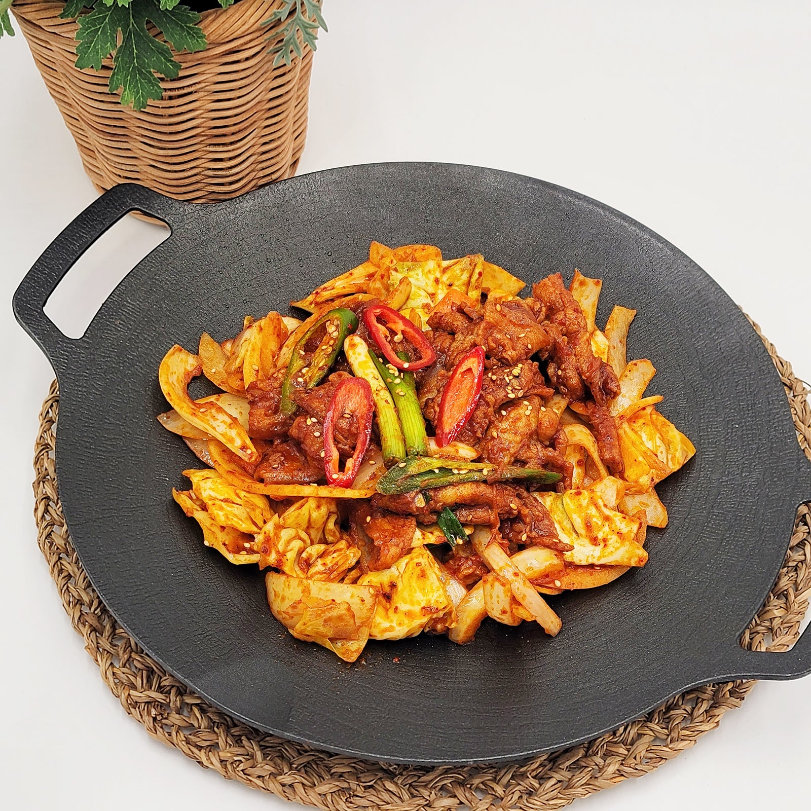 Close-up view of Jeyuk-bokkeum (Korean spicy stir-fried pork) – 1.5 lb | Banchan365