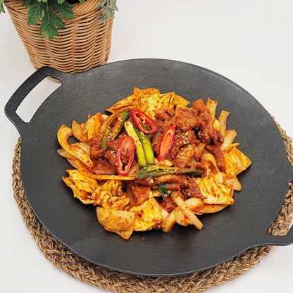 Close-up view of Jeyuk-bokkeum (Korean spicy stir-fried pork) – 1.5 lb | Banchan365