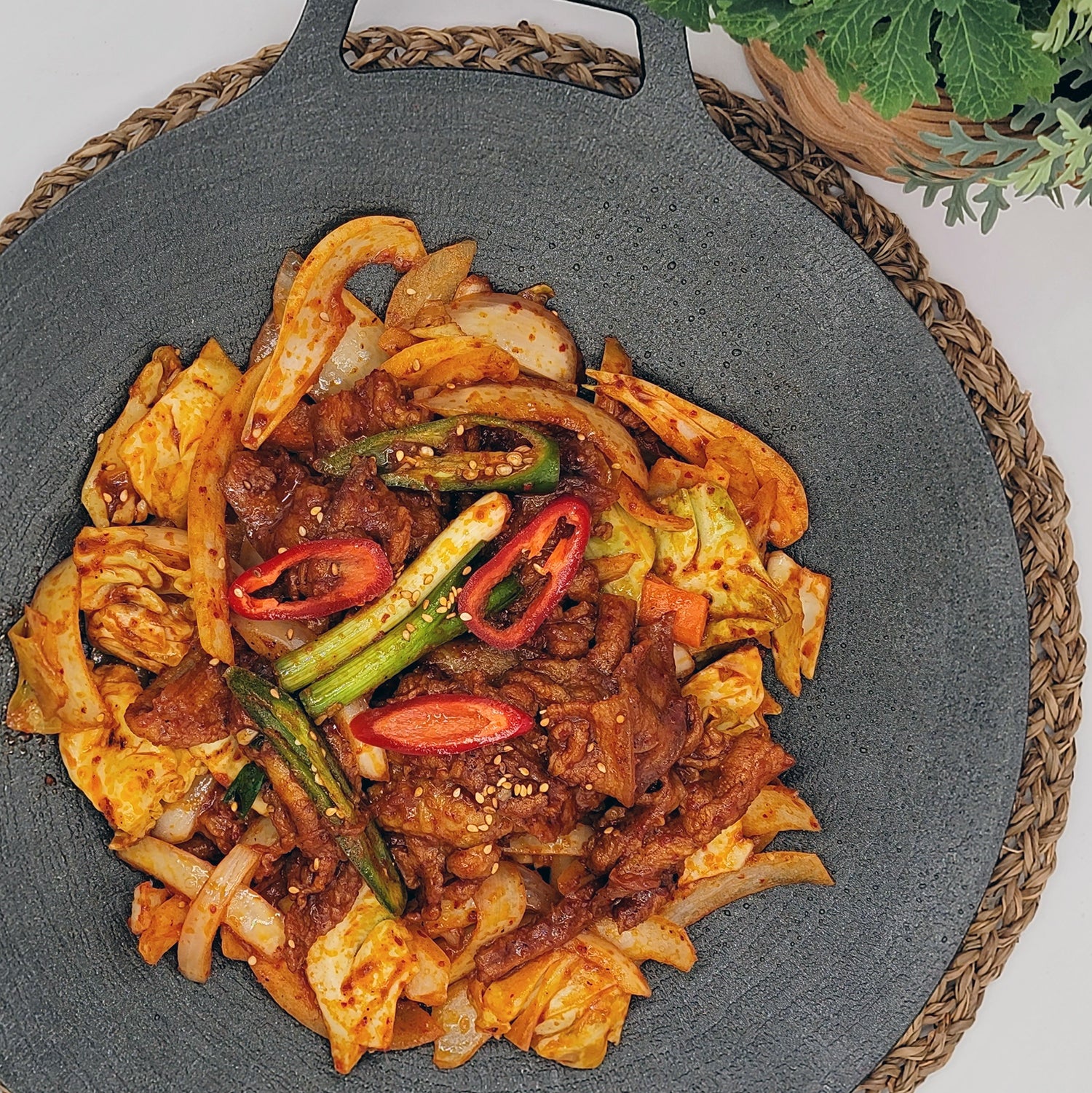 Jeyuk-bokkeum (Korean spicy stir-fried pork) – 1.5 lb served and plated | Banchan365